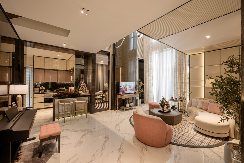 Thiết kế thông tầng 7m, tối ưu ánh sáng và không khí trong biệt thự đôi The Orchard (Ảnh: Sycamore)