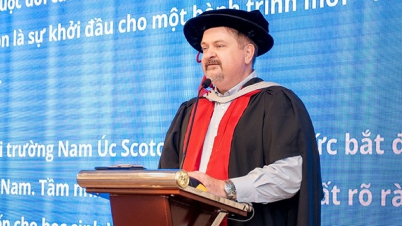 TS. Douglas Foster chia sẻ trong buổi Lễ tốt nghiệp của học sinh 12 tại Trường Nam Úc Scotch AGS.