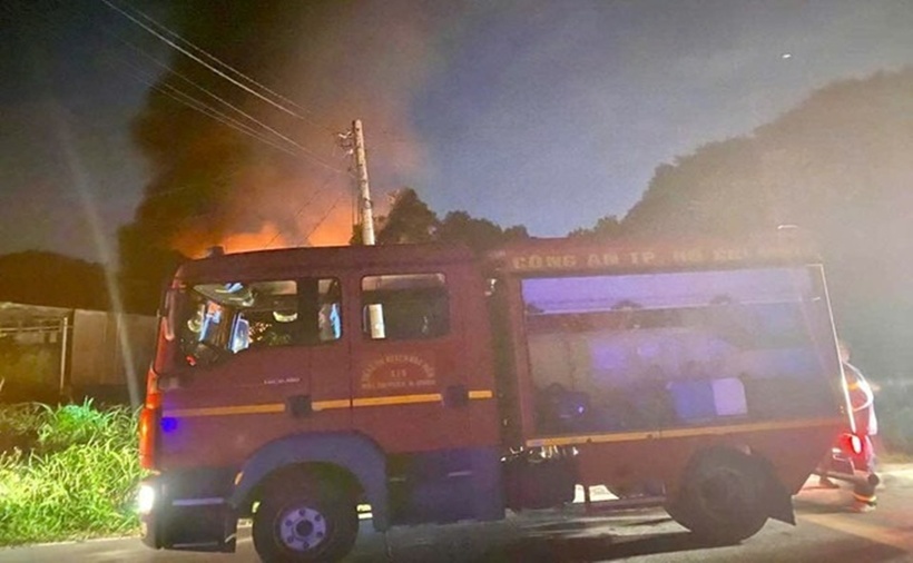 Hỏa hoạn bùng lên dữ dội. (Ảnh: NLĐ)