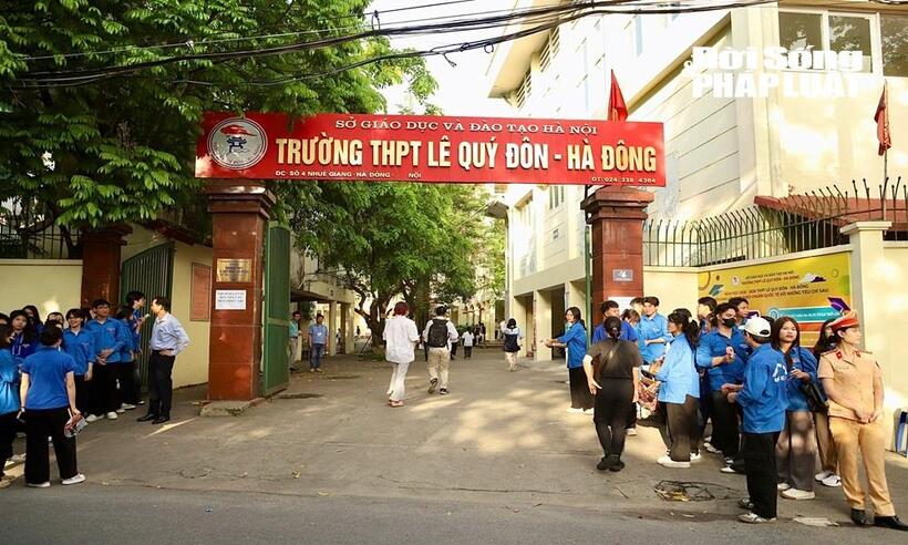 Tại điểm THPT Lê Quý Đôn (Hà Đông), Đội CSGT số 7 đã tích cực phân luồng, điều tiết phương tiện, giúp giao thông thông suốt cho phụ huynh và thí sinh. Các cán bộ vừa động viên thí sinh bình tĩnh, tự tin khi bước vào kỳ thi, vừa chuẩn bị nước uống phát miễn phí cho các em.