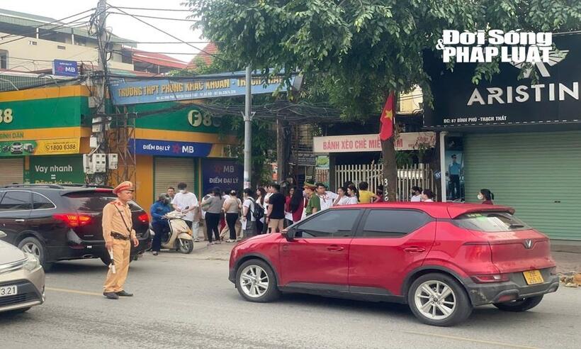 Tương tự, tại điểm thi trường THPT Phùng Khắc Khoan (Thạch Thất), Đội CSGT số 11 cũng có mặt từ sớm để hỗ trợ thí sinh. Nhờ sự có mặt kịp thời của lực lượng chức năng, tình hình giao thông được duy trì ổn định, không ghi nhận tình trạng ùn tắc hay sự cố an ninh, trật tự nào.