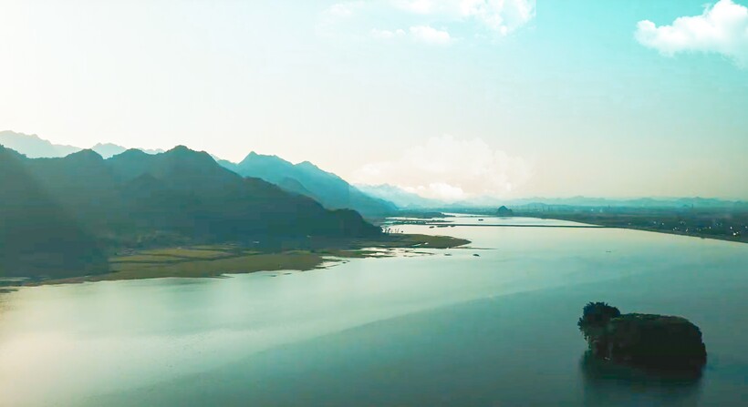 Một góc hồ Yên Quang (Ninh Bình)