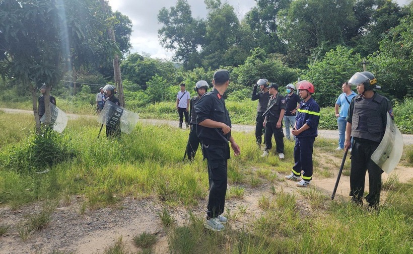 Cảnh sát thực hiện điều tra tại hiện trường. (Ảnh: VnExpress)