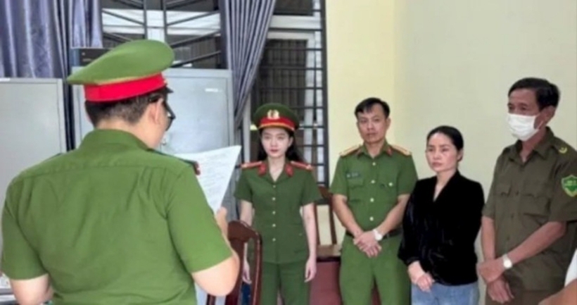 Cơ quan Cảnh sát điều tra tống đạt các quyết định khởi tố bị can, bắt tạm giam Nguyễn Thị Hợi. Ảnh: Nhân Dân