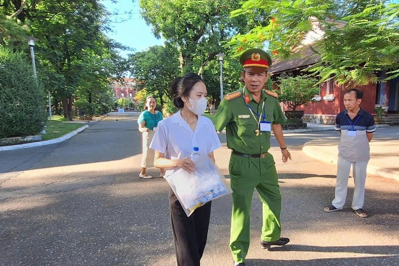 Nữ thí sinh bị nhầm địa điểm thi tốt nghiệp THPT năm 2025 tại Huế. Ảnh: Dân trí