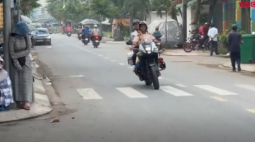 Thí sinh được CSGT hỗ trợ về nhà lấy CCCD. Ảnh: VTC News