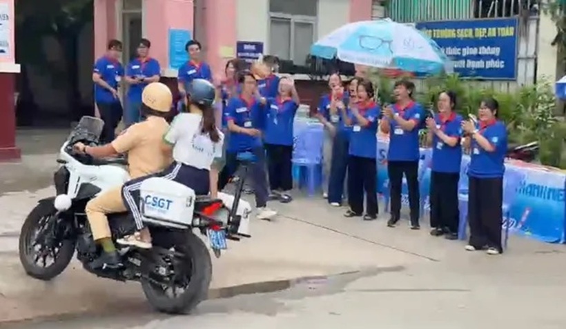 Thí sinh được CSGT đến điểm thi kịp giờ. Ảnh: Tiền Phong