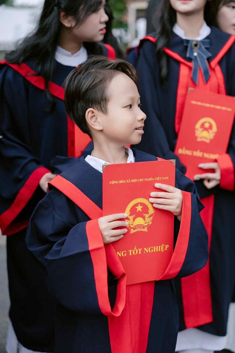 Thiện rạng rỡ trong ngày cả lớp chụp hình kỷ yếu. Ảnh: Giáo dục & Thời đại