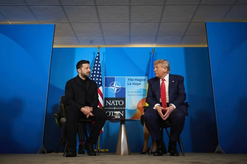 Ông Trump gặp mặt ông Zelensky bên lề hội nghị thượng đỉnh NATO ngày 25/6. Ảnh: Kyiv Independent