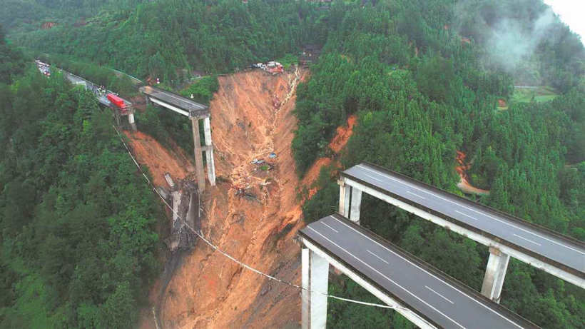 Cây cầu bị sập ở huyện Tam Đô, tỉnh Quý Châu ngày 24/6 sau một trận lở đất do mưa kéo dài. Ảnh: Xinhua