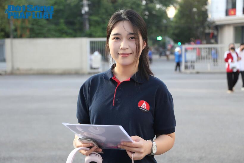 Các thí sinh tại điểm thi THPT chuyên Nguyễn Huệ.