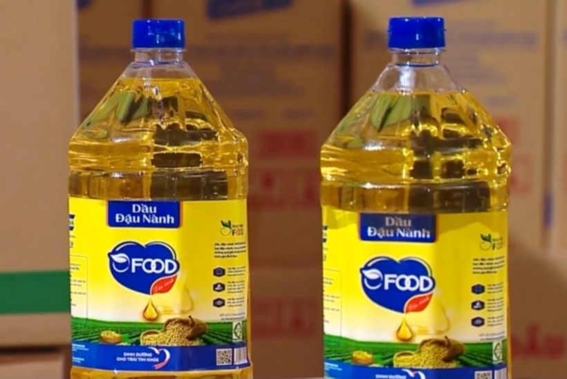 Đường dây sản xuất, tiêu thụ dầu ăn giả Ofood vừa bị triệt phá. Ảnh: Tuổi Trẻ Online