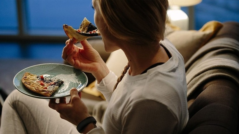 Thường xuyên ăn tối sau 20 giờ dễ đột quỵ - 1