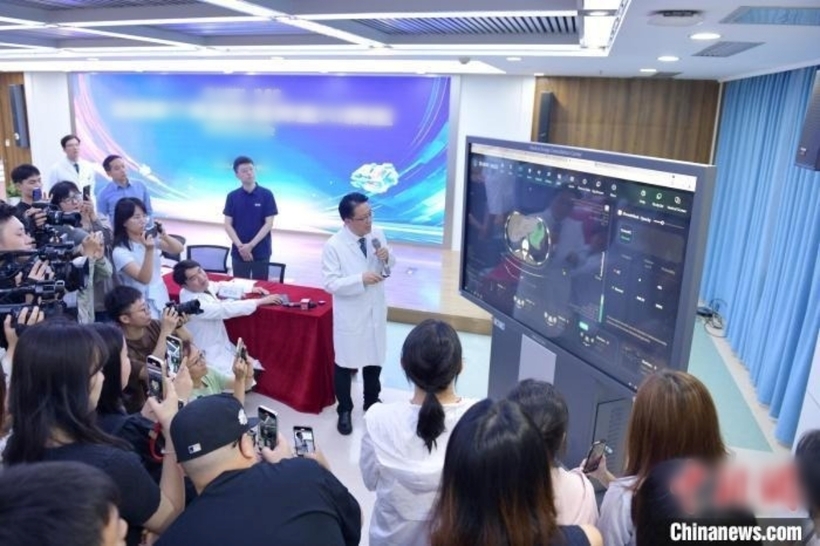 Ông Cheng Xiangdong - Bí thư Đảng ủy Bệnh viện Ung thư Chiết Giang, giới thiệu về mô hình AI tại cuộc họp báo ngày 25/6. Ảnh: China News