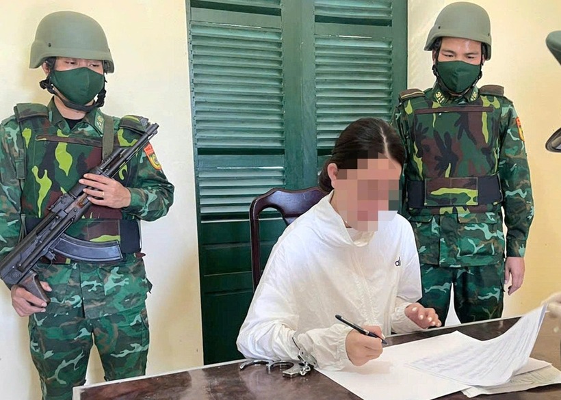 Hotgirl ở Quảng Bình bị bắt giữ liên quan tới ma túy. (Ảnh: Bộ đội biên phòng)