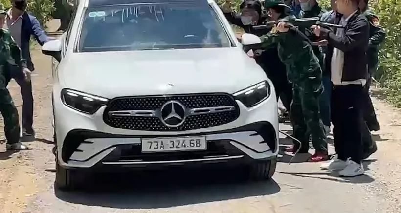 Lực lượng chức năng chặn bắt ô tô Mercedes khi đang vận chuyển ma túy. (Ảnh: Bộ đội biên phòng)
