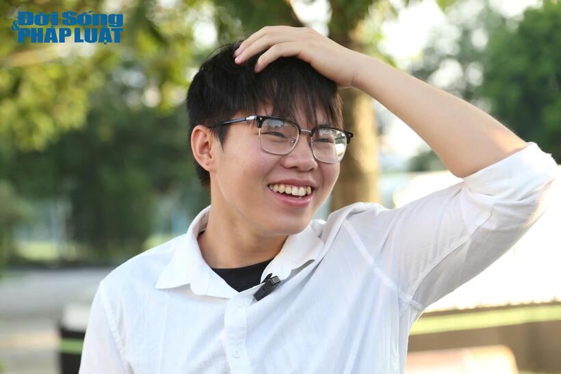 Thí sinh Chí Trường bật cười khi chia sẻ ngoài việc ôn luyện ngày đêm cũng có "nhờ hệ tâm linh" mong được thêm phần may mắn.