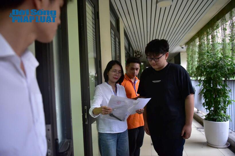 Kỳ thi tốt nghiệp THPT 2025: Thí sinh "chắp tay" đọc bài khấn tại điểm thi mong may mắn bước vào môn thi đầu tiên - 8