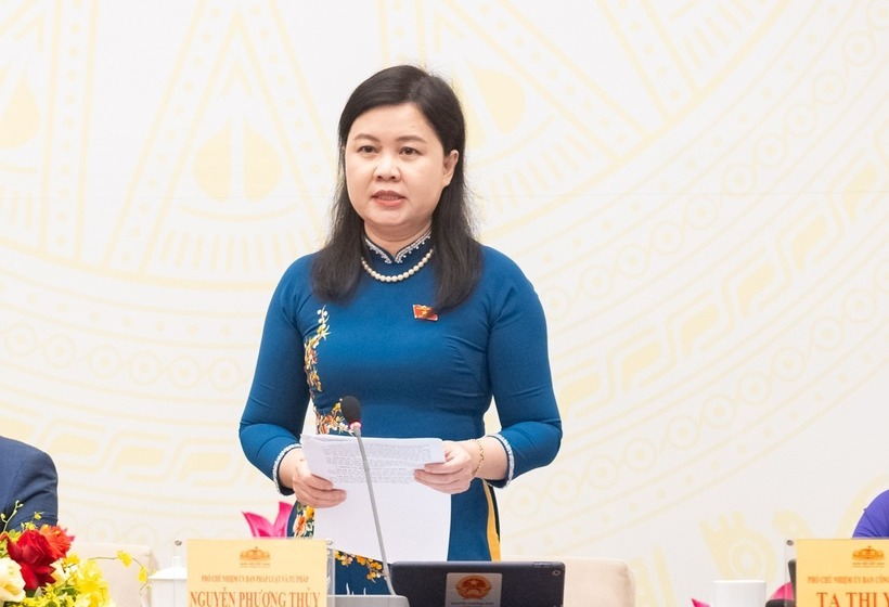 Phó Chủ nhiệm Uỷ ban Pháp luật và Tư pháp Nguyễn Phương Thuỷ trả lời tại họp báo.