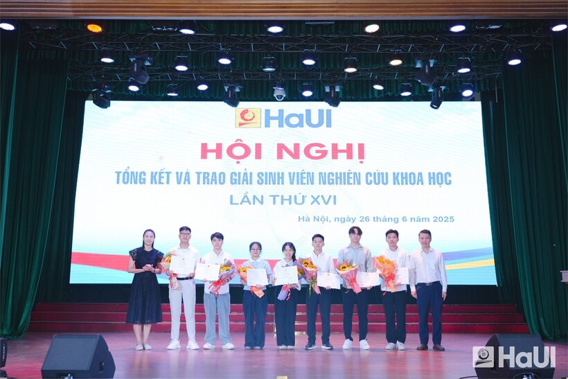 TS. Trần Tiến Dũng - Phó Hiệu trưởng Trường Công nghệ Thông tin và Truyền thông và TS. Nguyễn Thị Diệu Linh - Phó Trưởng phòng Khoa học và Công nghệ trao các giải Nhất của Trường Công nghệ Thông tin và Truyền thông, thuộc hai chuyên ngành Khoa học máy tính và Công nghệ Thông tin