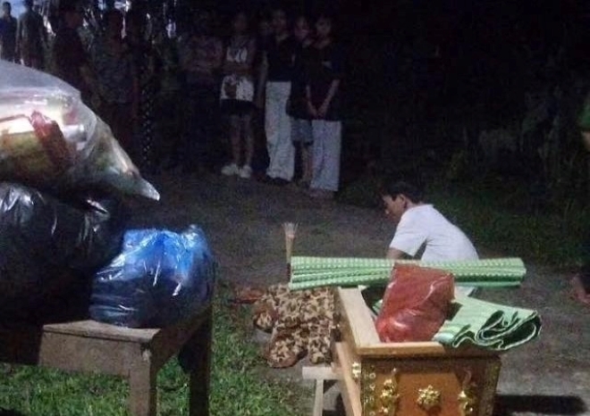 Cơ quan chức năng phối hợp gia đình, người dân đưa thi thể nạn nhân về mai táng theo phong tục địa phương. Ảnh: Báo Hà Tĩnh