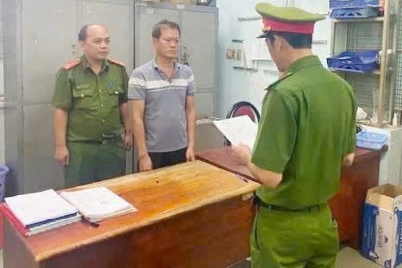 Bùi Hữu Khánh bị cơ quan chức năng bắt giữ. (Ảnh: Công an TP.HCM)