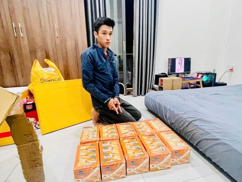 Đối tượng vận chuyển ma túy bằng hình thức đóng gói ma túy cần sa trong các thùng bánh kẹo. Ảnh: Công an nhân dân
