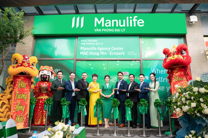 Đại diện lãnh đạo Manulife Việt Nam cắt băng khai trương văn phòng đại lý MAC Hưng Yên – Ecopark. Ảnh: Anh Huy