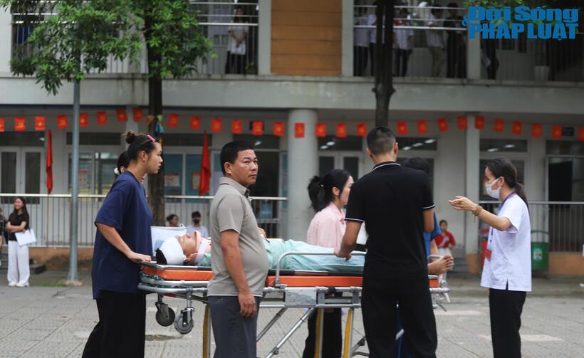 Gia đình được giáo viên tại điểm trường hướng dẫn hoàn thiện thủ tục để được dự thi
