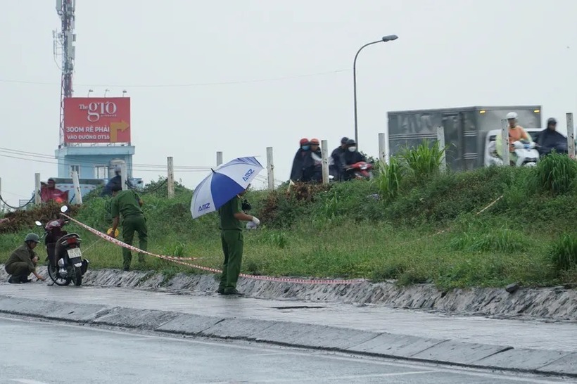 Công an tỉnh Bình Dương đang khám nghiệm hiện trường vụ án mạng. Ảnh: Pháp luật TP.HCM
