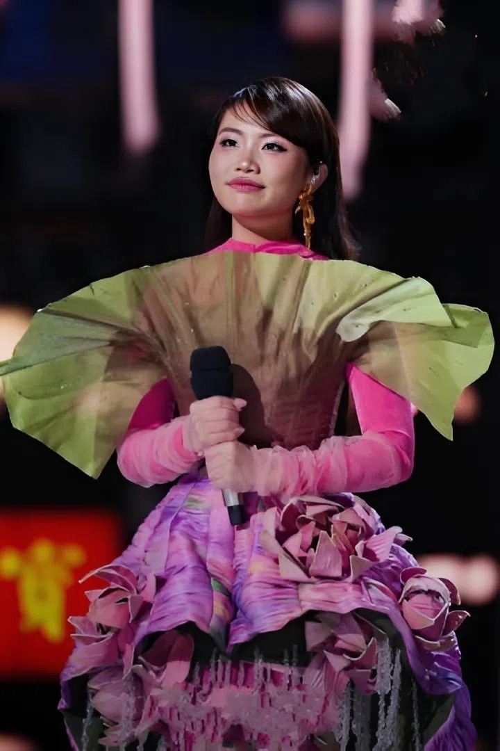 Phương Mỹ Chi thể hiện ca khúc Bóng Phù Hoa bằng tiếng Việt và tiếng Trung ở vòng tứ kết Sing! Asia. Ảnh: IQIYI