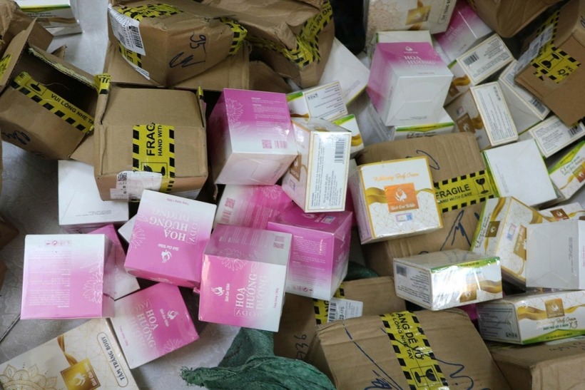 Tang vật vi phạm nghi mỹ phẩm giả. Ảnh: VOV