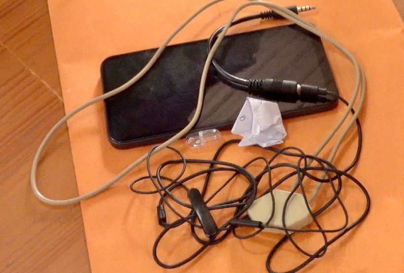 Tang vật gian lận trong kỳ thi tốt nghiệp THPT của nam sinh bị thu giữ. Ảnh: Vietnamnet