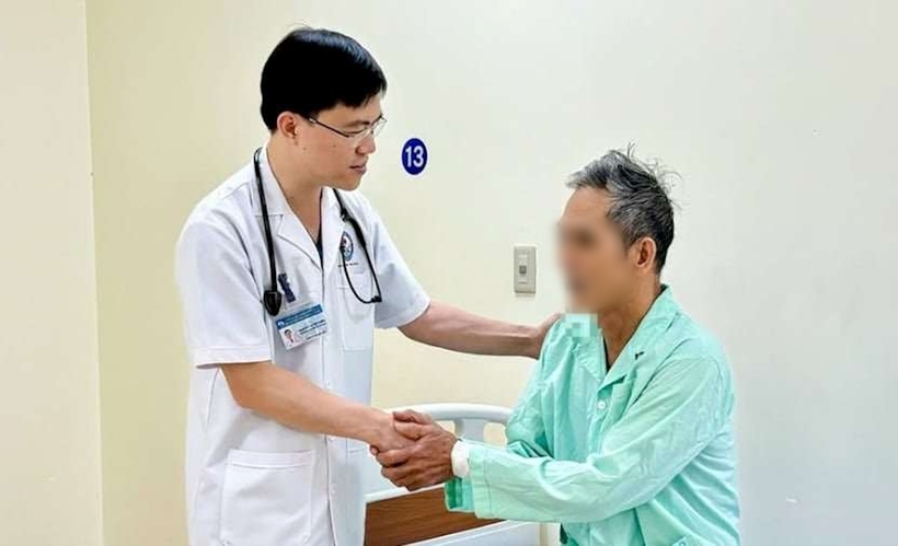 Người đàn ông từng bước vượt qua cơn nguy kịch. Ảnh: VietNamNet