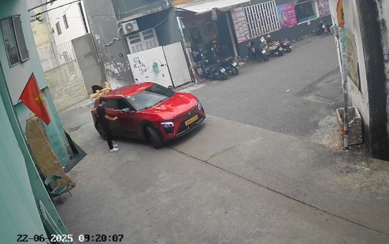 Hình ảnh camera an ninh ghi lại cảnh Bảo ra và lên taxi công nghệ biển số 50H-733xx vào buổi sáng 22/6. (Ảnh: CAND)