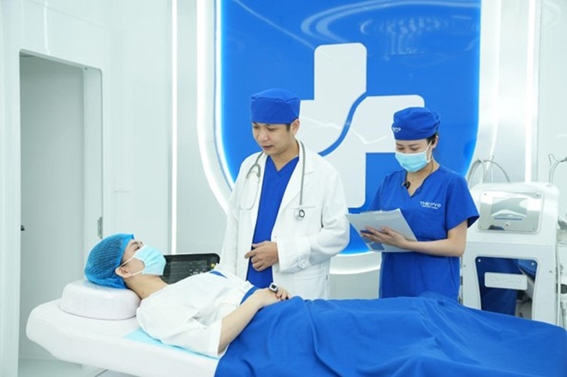Bác sĩ Dr. Nam Min thăm khám, trao đổi phương pháp điều trị hiện đại cùng đội ngũ y tá.
