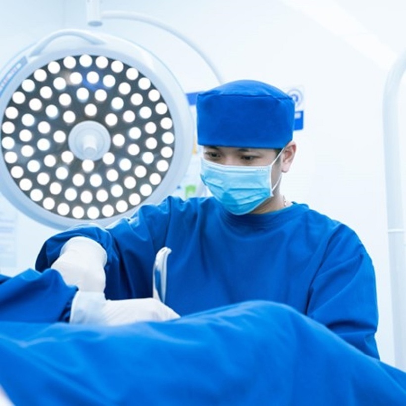 Mỗi ca phẫu thuật được Dr. Nam Min thực hiện cẩn trọng, ứng dụng công nghệ Harmonic giúp giảm xâm lấn và rút ngắn thời gian hồi phục.