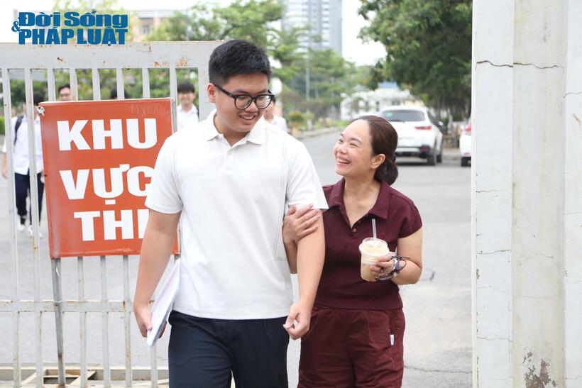 Các thí sinh rạng rỡ sau khi hoàn thành các bài thi môn tự chọn.