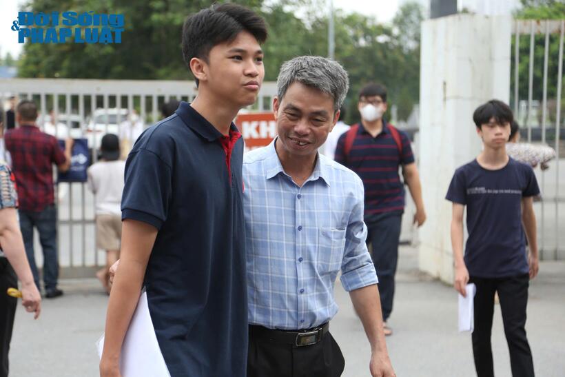 Phụ huynh động viên con sau khi kết thúc kỳ thi.