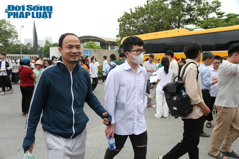 Kỳ thi tốt nghiệp THPT 2025: Thí sinh cười rạng rỡ sau giờ thi môn tự chọn, "cá chép vượt vũ môn hóa rồng" - 3