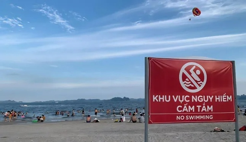 Bé trai 8 tuổi mất tích khi tắm biển ở khu vực cấm. Ảnh: Báo Tiền phong.