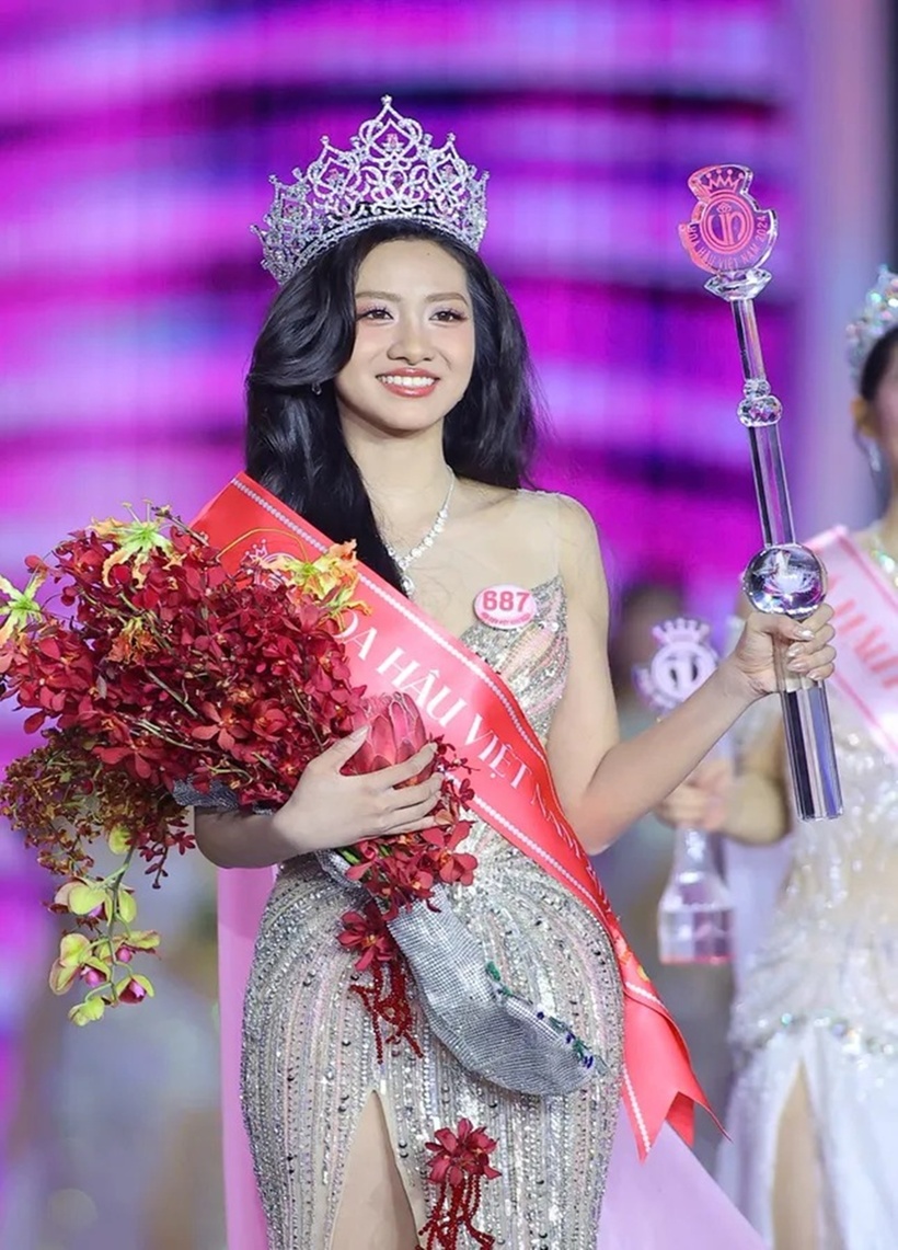 Trong đêm chung kết Hoa hậu Việt Nam 2024, Hà Trúc Linh - cô gái sinh năm 2004 đến từ Phú Yên chinh phục ban giám khảo bằng nhan sắc rạng rỡ, phong thái tự tin, trở thành người kế nhiệm Hoa hậu Huỳnh Thị Thanh Thủy. Người đẹp gây ấn tượng với nền tảng học vấn nổi bật, hình ảnh năng động.