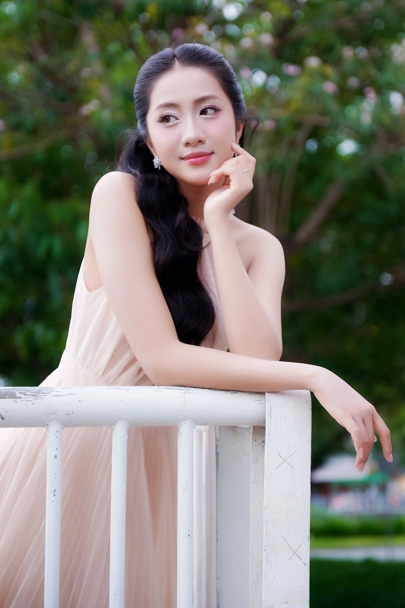 Sinh ra trong gia đình có truyền thống giáo dục, cả bố và mẹ đều là giáo viên, Trúc Linh được bạn bè nhận xét là “con ngoan, trò giỏi”, chủ động trong học tập và tích cực trong phong trào đoàn hội".
