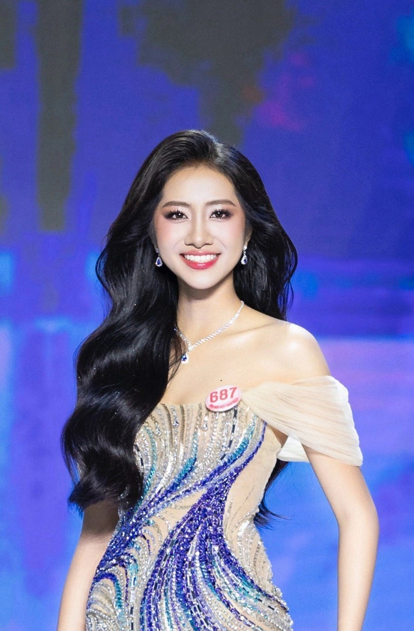 Tại phần thi ứng xử - một trong những yếu tố quan trọng giúp cô giành ngôi vị cao nhất, Trúc Linh đã thể hiện khả năng tư duy mạch lạc khi trả lời câu hỏi về trí tuệ nhân tạo (AI) trong thời đại số. “Nếu chúng ta không biết cách đặt câu hỏi, không biết cách ‘trao lệnh’ đúng cho AI thì AI cũng không thể tạo ra những kết quả thực sự chất lượng”, cô khẳng định. Với góc nhìn của sinh viên ngành marketing, Trúc Linh cho rằng AI là công cụ hữu ích, nhưng con người cần giữ vai trò chủ động, từ tư duy sáng tạo đến khả năng học hỏi không ngừng để làm chủ công nghệ, tạo ra sự khác biệt bền vững.