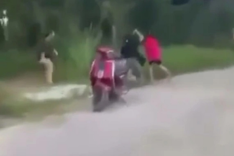 Hai nhóm nữ sinh đánh nhau trên đường. Ảnh: Dân trí