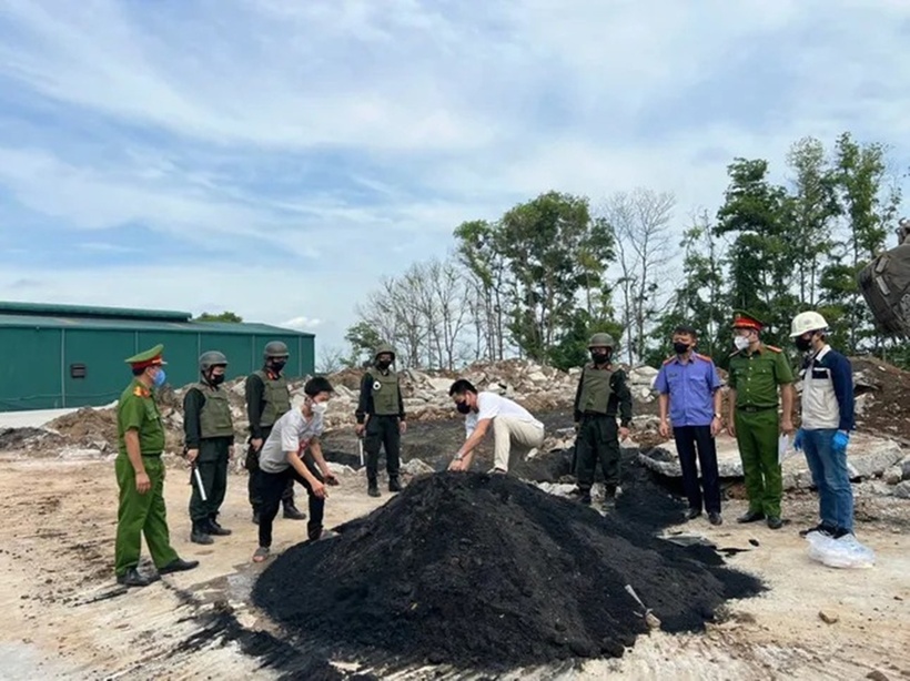 Cơ quan chức năng tiến hành khám nghiệm hiện trường. Ảnh: Báo Tiền phong.
