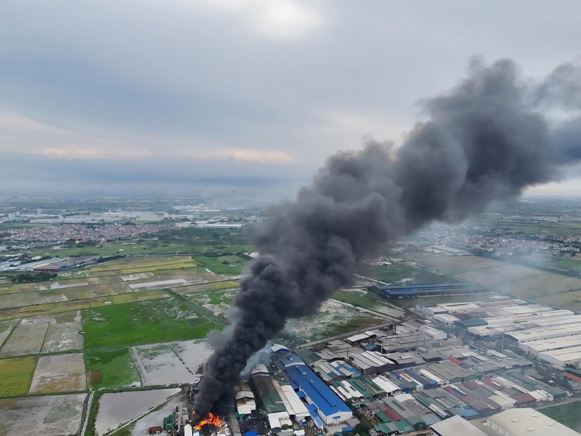 Khói đen bốc cao ngùn ngụt do vụ cháy. Ảnh: Thanh niên
