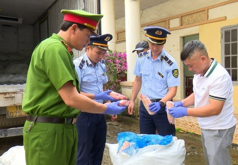 Gần 1 tấn chân giò không rõ nguồn gốc. Ảnh: Báo Đại đoàn kết.