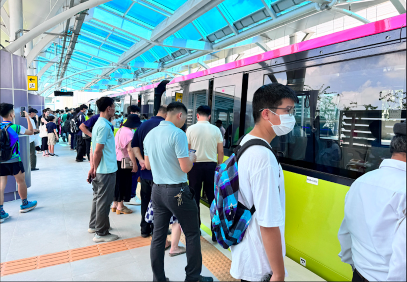 Hành khách sử dụng tuyến metro Nhổn - ga Hà Nội đoạn trên cao