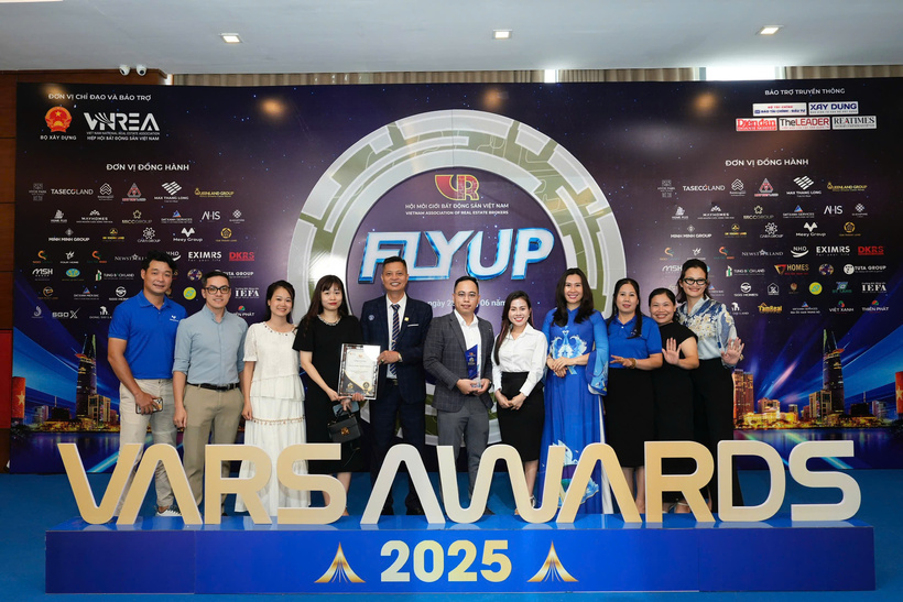 Lãnh đạo Meey Group vừa nhận vinh danh TOP 5 Thương hiệu Công nghệ về bất động sản Việt Nam” tại Ngày hội môi giới 2025.